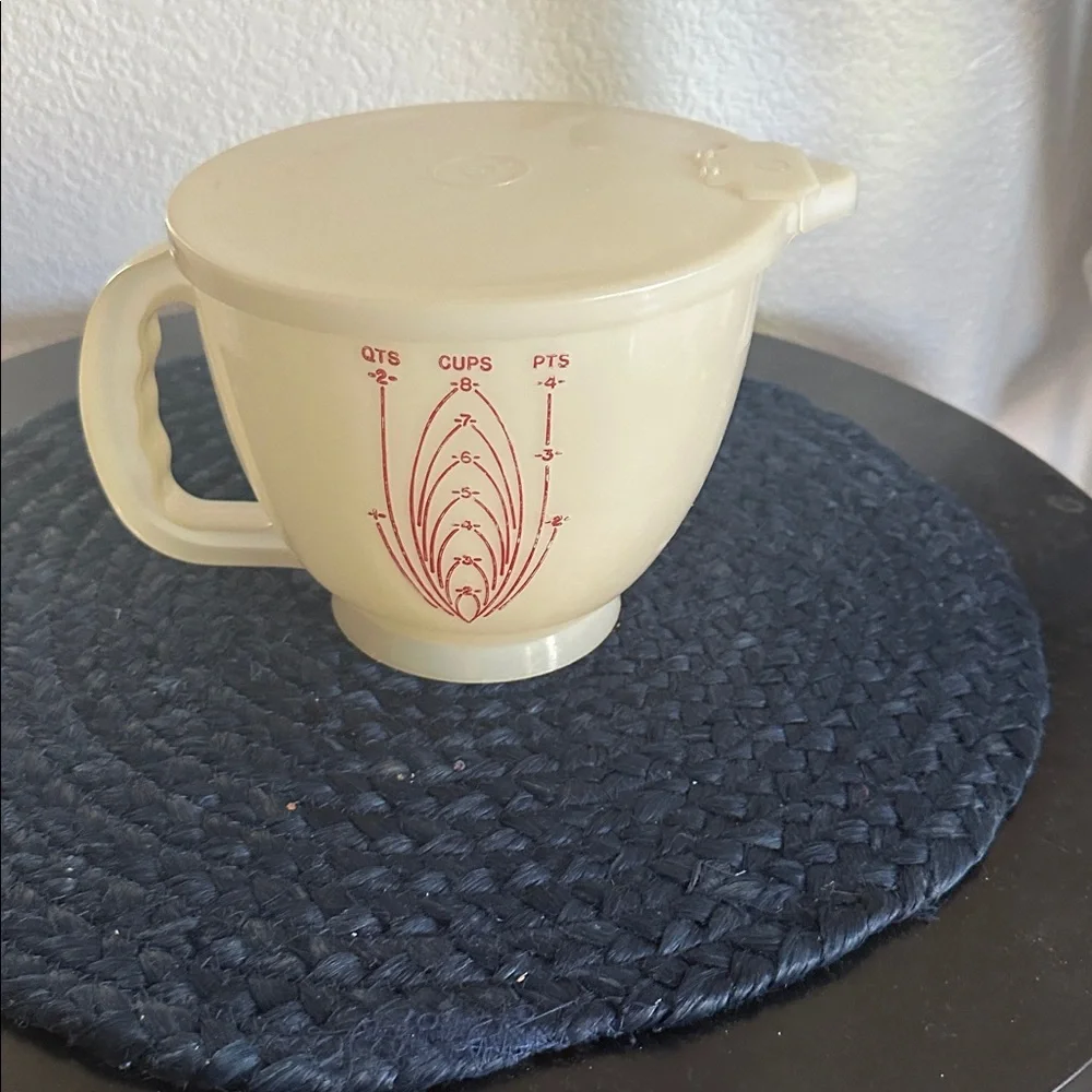Vintage Tupperware Mix-N-Storage 8 Cup 2 Qt. Measuring Bowl With Lid -Pre-Loved - Picture 1 of 5